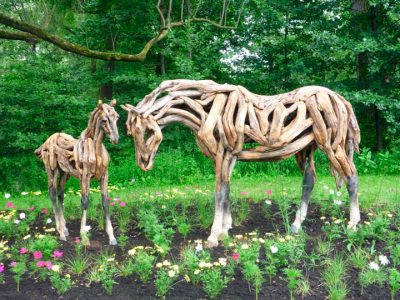 esculturas de caballos en madera